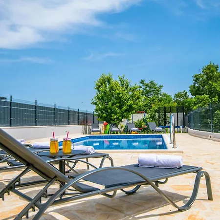Ferienvilla Mile Fuer 10 Personen In Tatil Evi Šestanovac