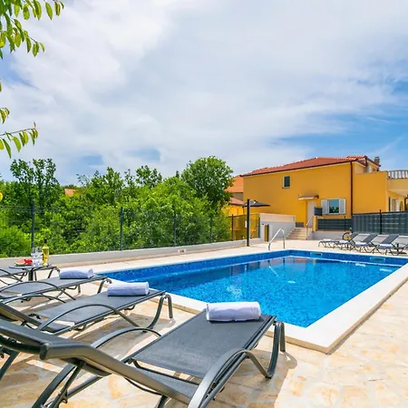 Tatil Evi Ferienvilla Mile Fuer 10 Personen In