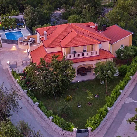 Ferienvilla Mile Fuer 10 Personen In Tatil Evi Šestanovac