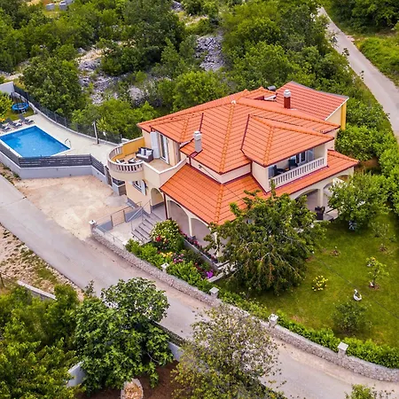 Tatil Evi Ferienvilla Mile Fuer 10 Personen In Šestanovac